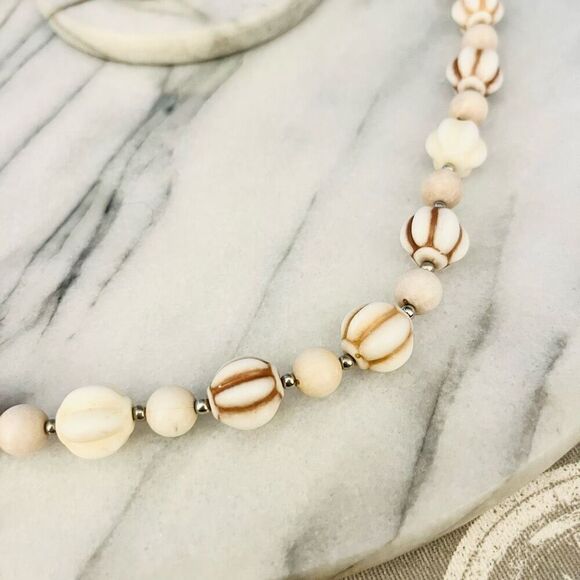 Vintage 1970s Beaded Necklace Off White Beads Single Strand Retro MCM Jewelry - Picture 3 of 7